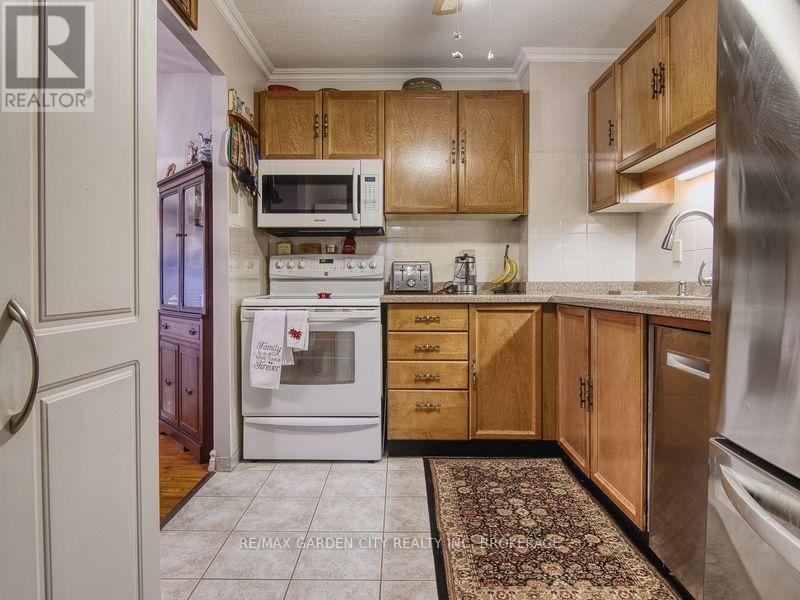 1110 - 7 Gale Crescent, St. Catharines (E. Chester), ON - Indoor Photo Showing Kitchen