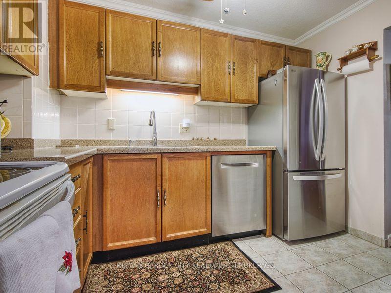 1110 - 7 Gale Crescent, St. Catharines (E. Chester), ON - Indoor Photo Showing Kitchen