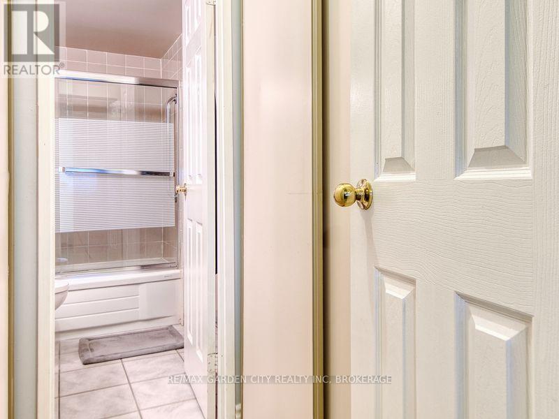 1110 - 7 Gale Crescent, St. Catharines (E. Chester), ON - Indoor Photo Showing Bathroom