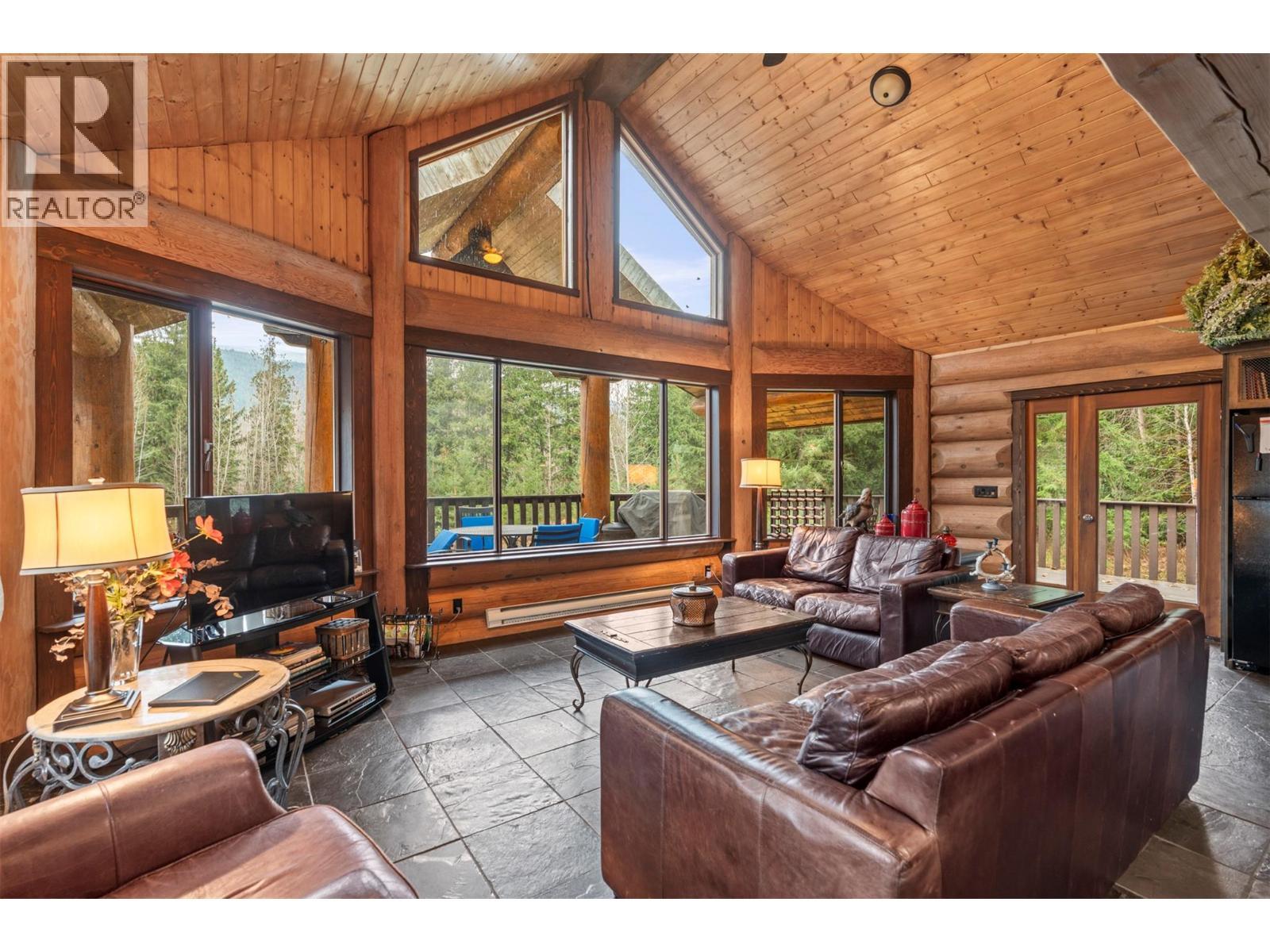 1703 Hillier Road, Sicamous, BC - Indoor Photo Showing Living Room