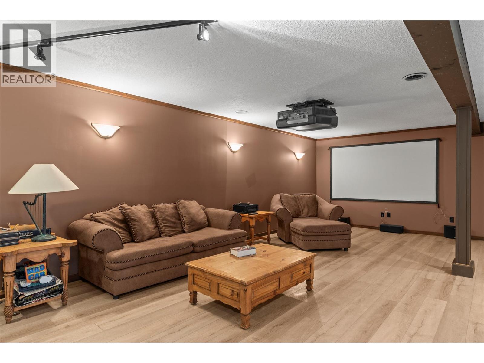 1703 Hillier Road, Sicamous, BC - Indoor Photo Showing Living Room