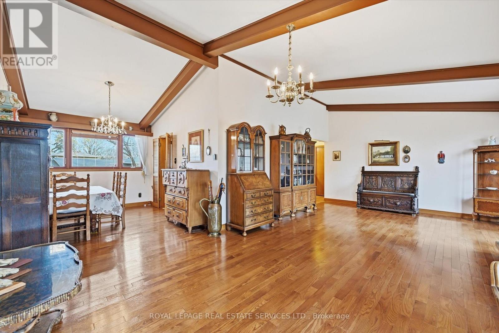 Vaulted Ceiling & Hardwood Flooring in Living Room - 5089 Meadowhill Road, Burlington, ON - Indoor