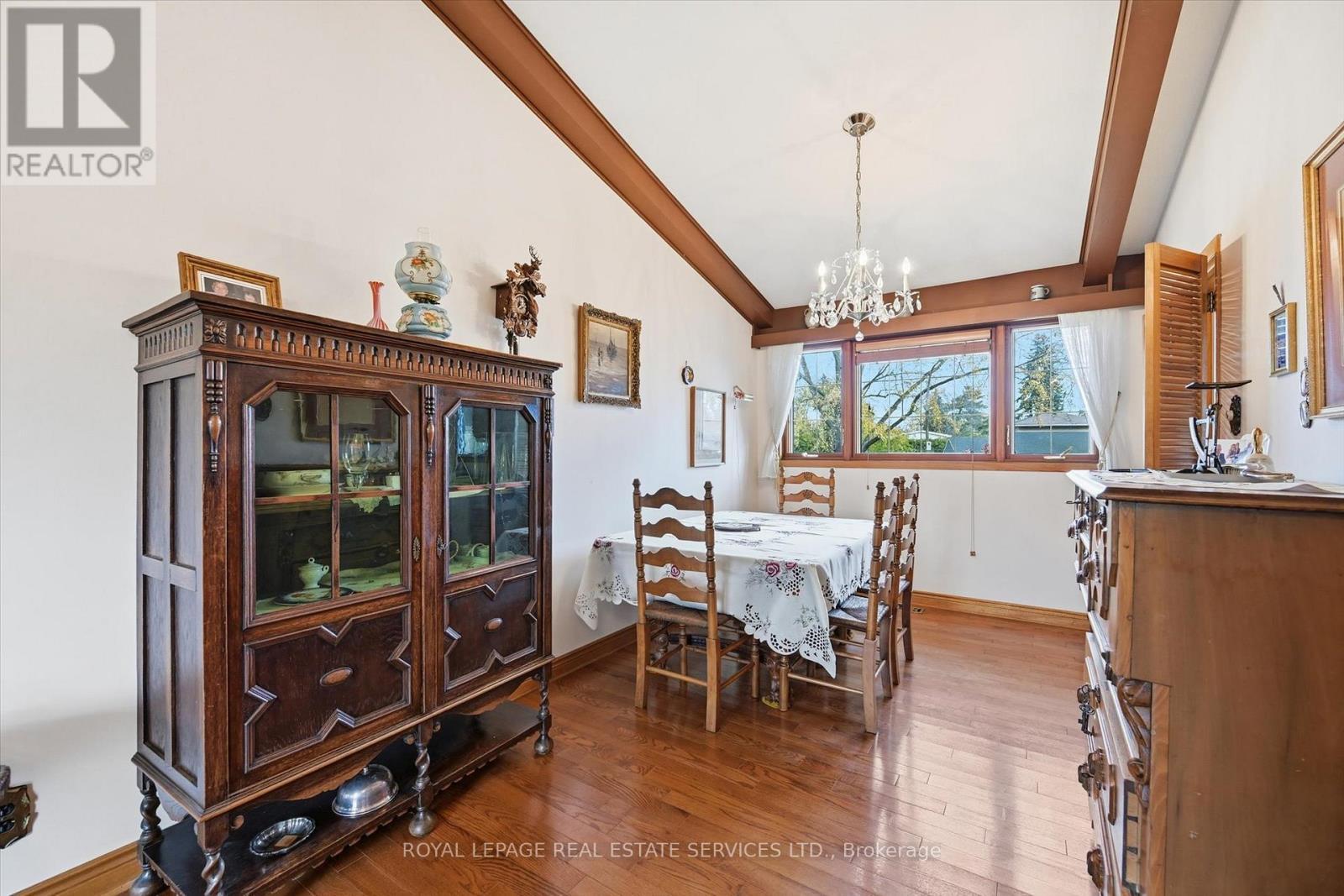 Dining Area w/Vaulted Ceiling & Hardwood Flooring - 5089 Meadowhill Road, Burlington, ON - Indoor Photo Showing Dining Room