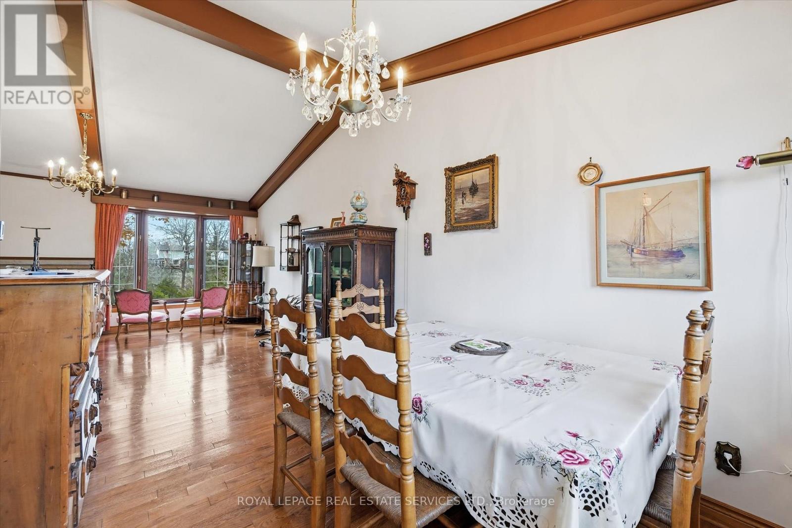 The Dining Area is Open Concept to Living Room - 5089 Meadowhill Road, Burlington, ON - Indoor Photo Showing Dining Room
