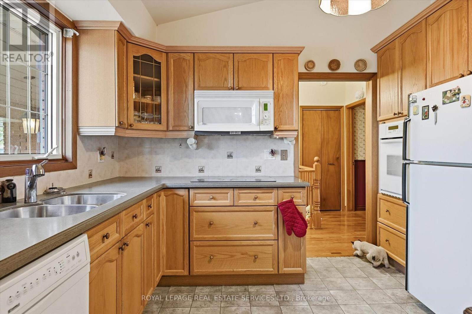 The Kitchen Features Corian Countertops - 5089 Meadowhill Road, Burlington, ON - Indoor Photo Showing Kitchen With Double Sink