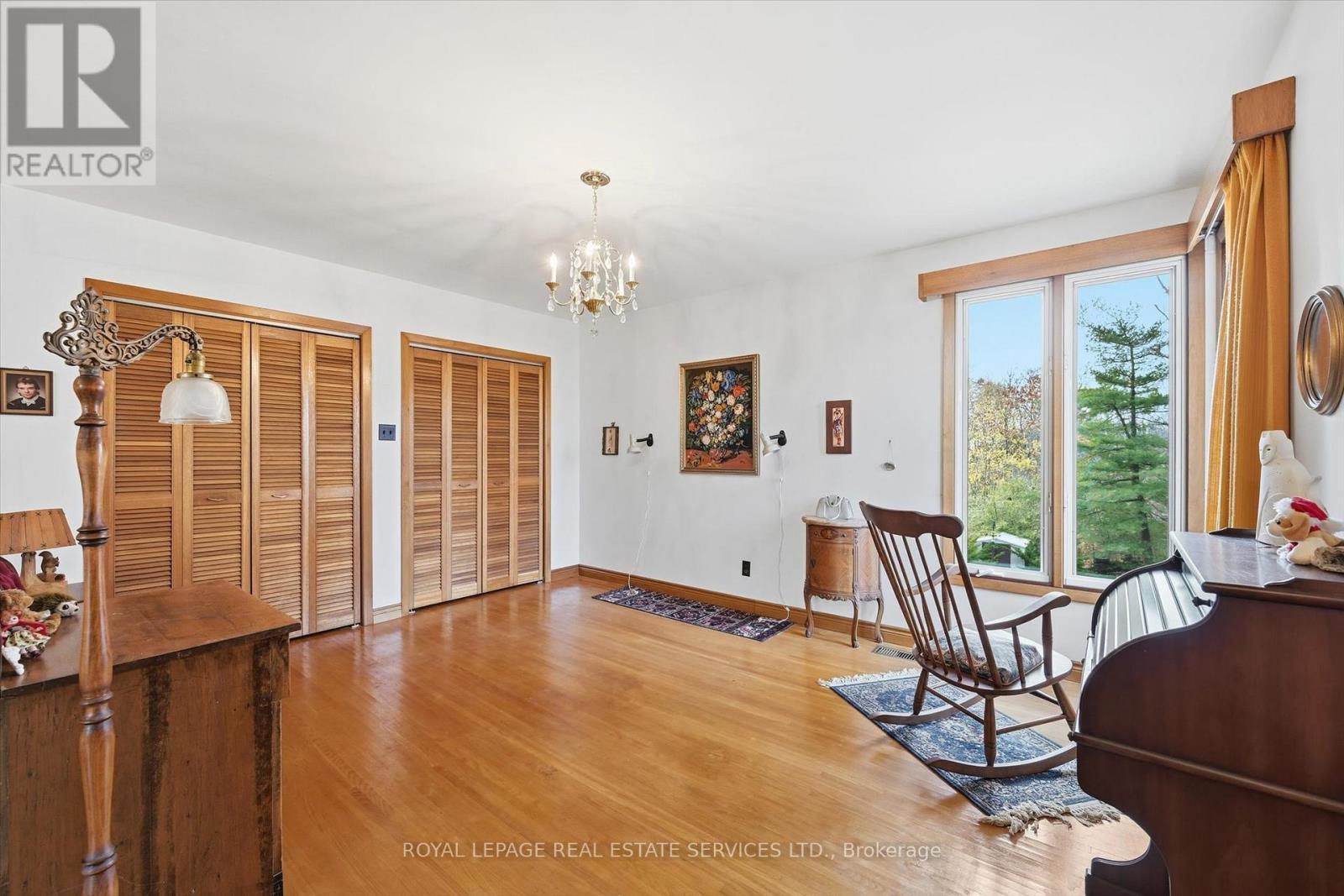 Large Primary Bedroom Features Double Closets - 5089 Meadowhill Road, Burlington, ON - Indoor