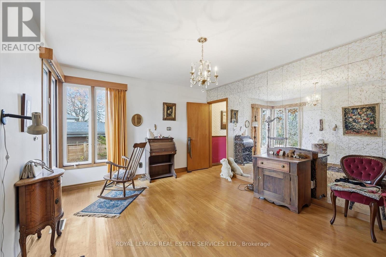 Hardwood Flooring Throughout Primary Bedroom - 5089 Meadowhill Road, Burlington, ON - Indoor