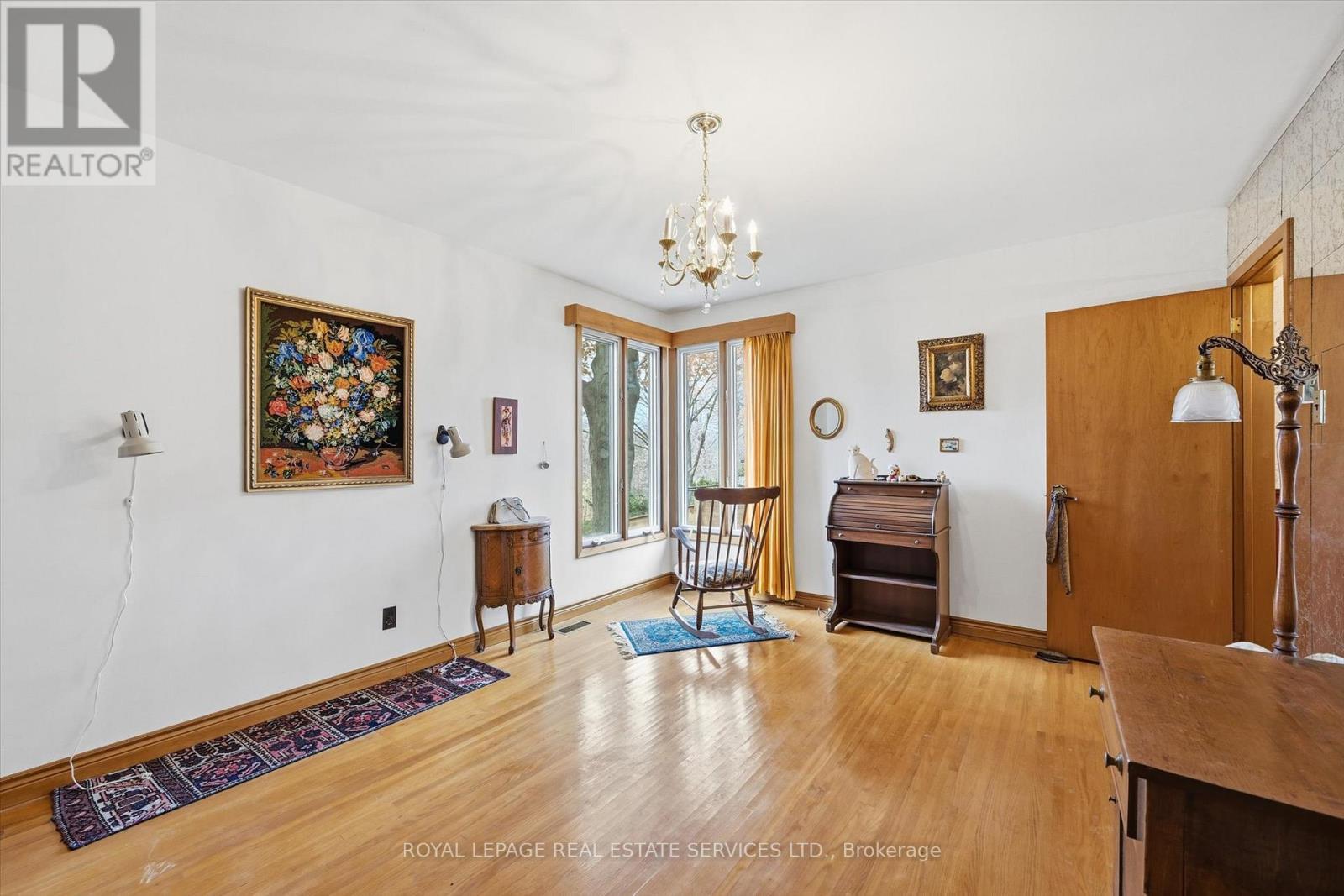 Hardwood Flooring Throughout Primary Bedroom - 5089 Meadowhill Road, Burlington, ON - Indoor