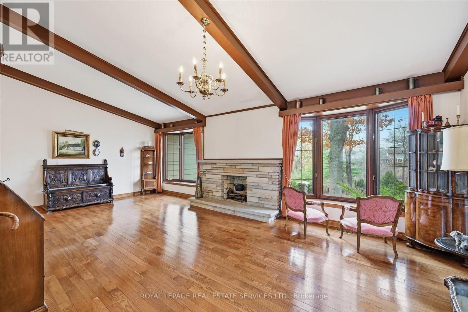 Vaulted Ceiling & Hardwood Flooring in Living Room - 5089 Meadowhill Road, Burlington, ON - Indoor With Fireplace