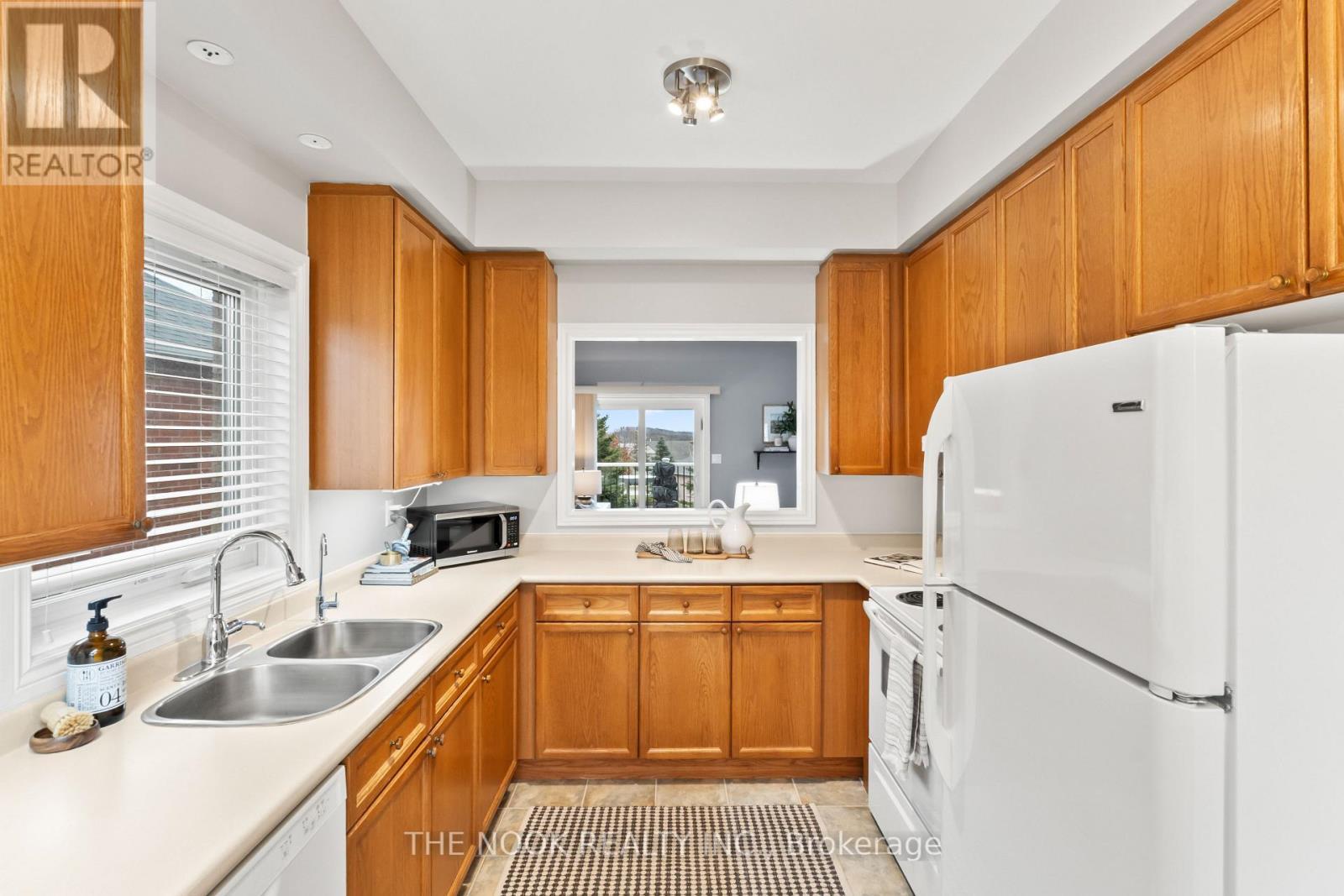 79 South Garden Court, Scugog (Port Perry), ON - Indoor Photo Showing Kitchen With Double Sink