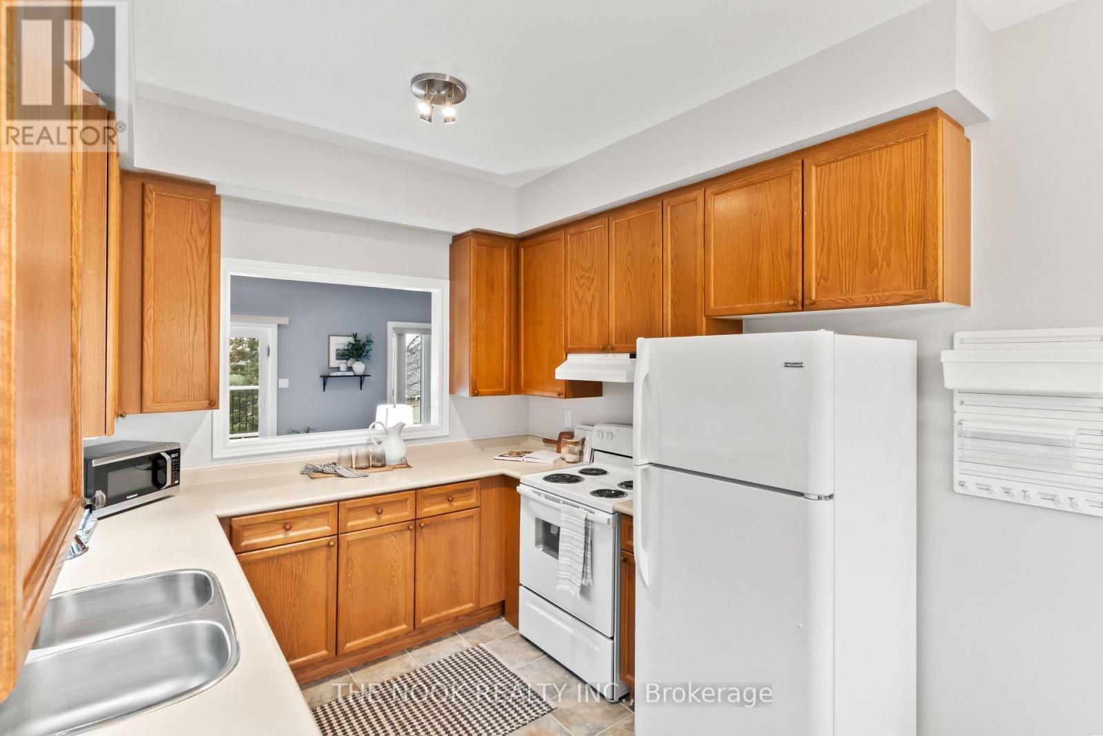 79 South Garden Court, Scugog (Port Perry), ON - Indoor Photo Showing Kitchen With Double Sink