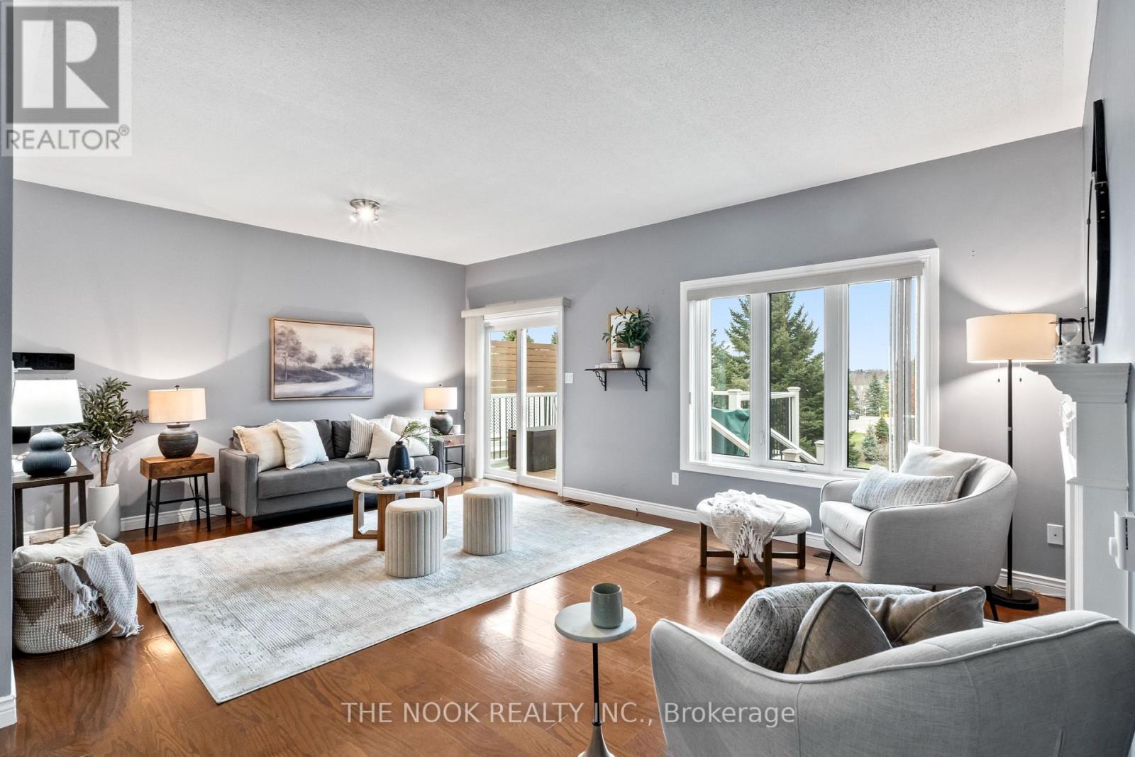 79 South Garden Court, Scugog (Port Perry), ON - Indoor Photo Showing Living Room