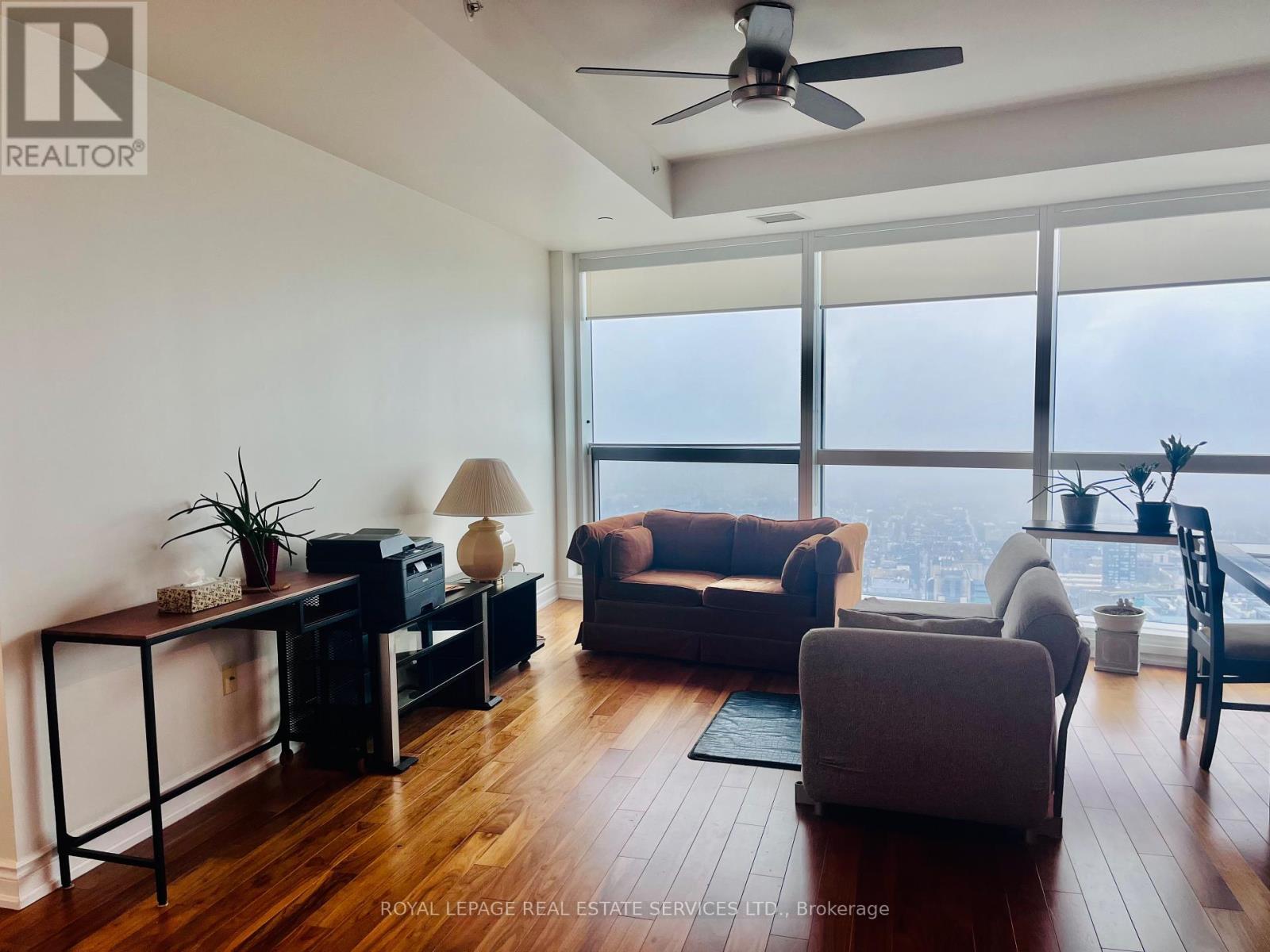 6514 - 388 Yonge Street, Toronto, ON - Indoor Photo Showing Living Room