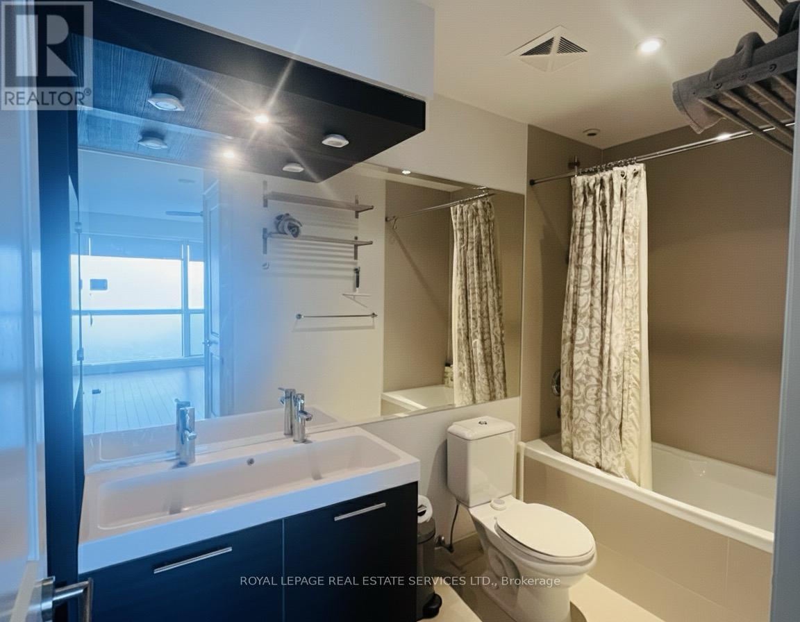 6514 - 388 Yonge Street, Toronto, ON - Indoor Photo Showing Bathroom