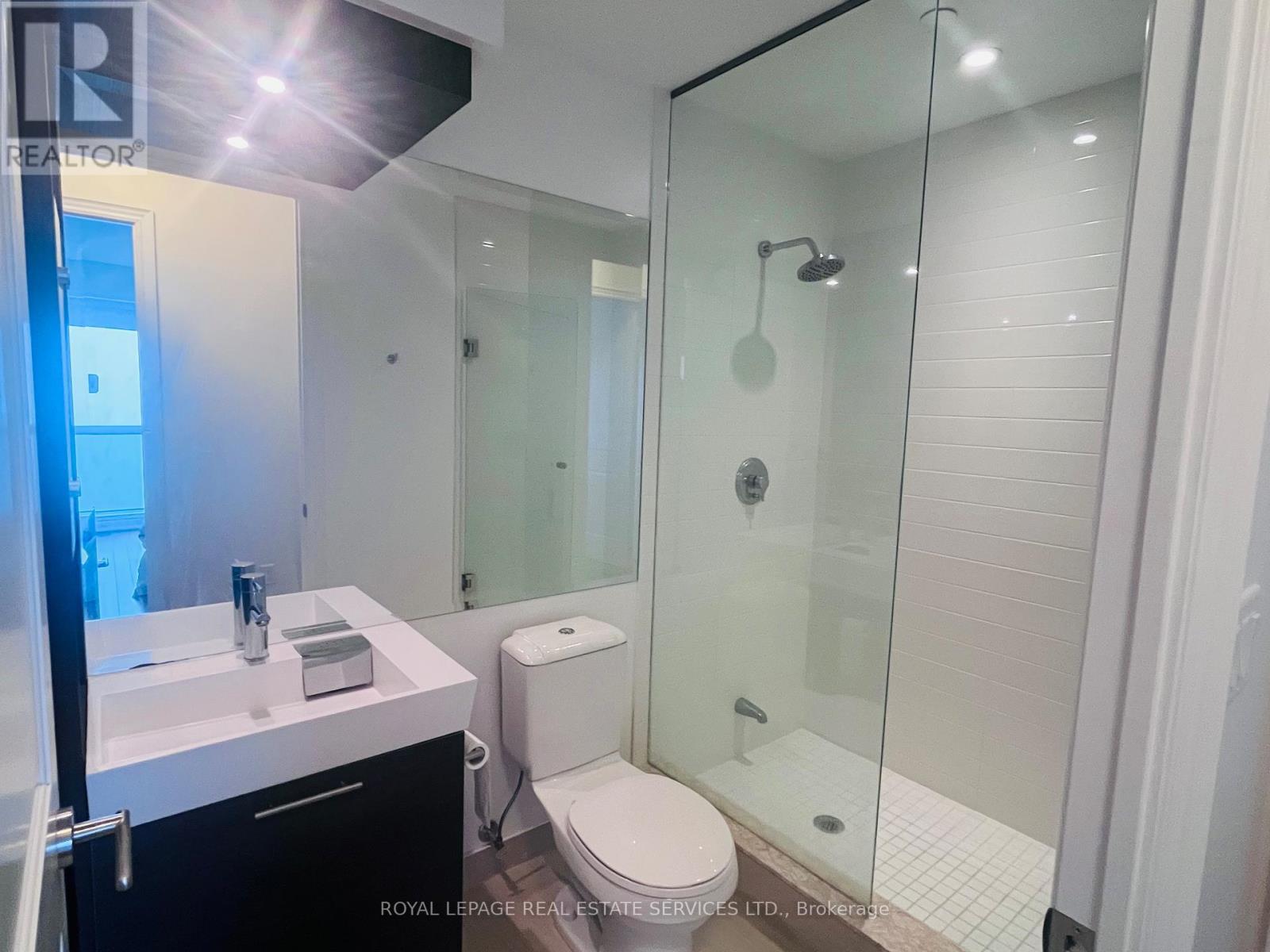 6514 - 388 Yonge Street, Toronto, ON - Indoor Photo Showing Bathroom