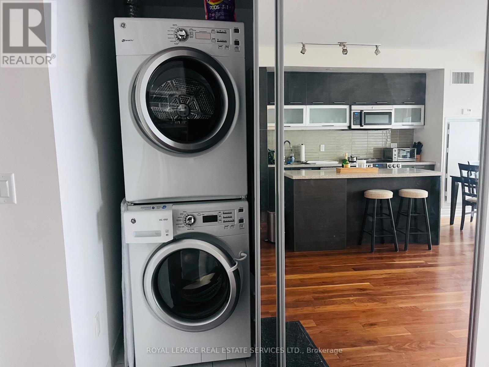 6514 - 388 Yonge Street, Toronto, ON - Indoor Photo Showing Laundry Room