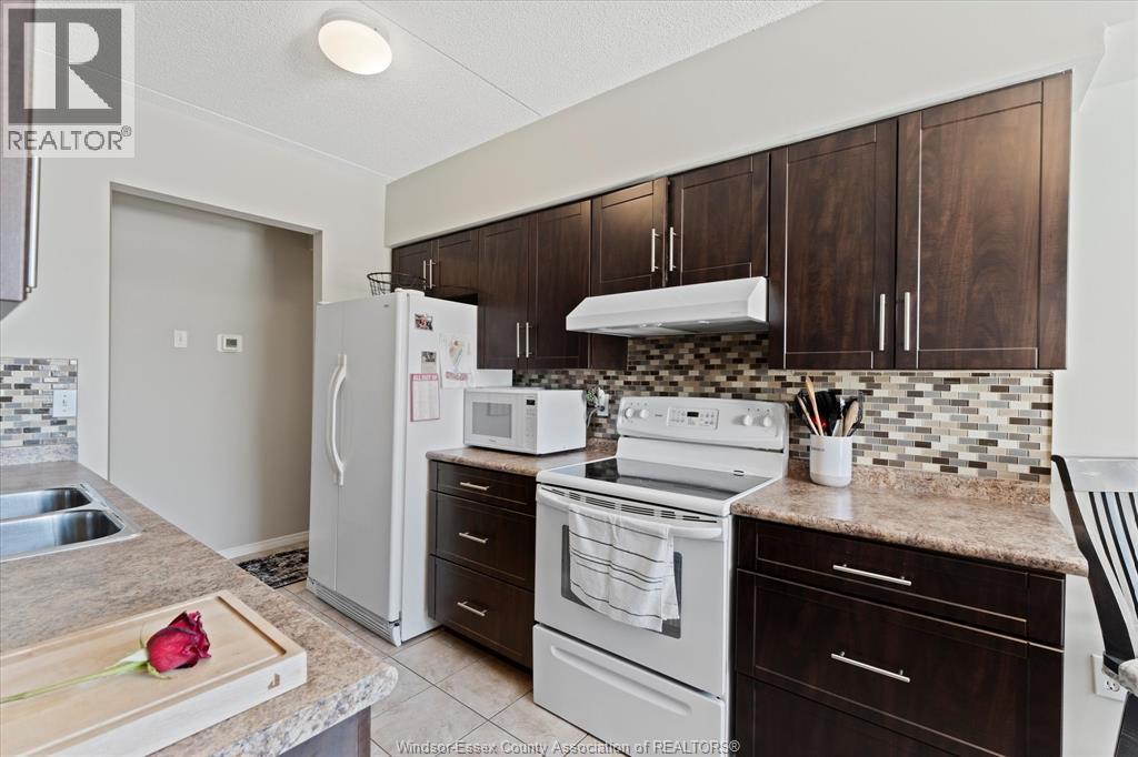 100 Pickering Unit# 403, Amherstburg, ON - Indoor Photo Showing Kitchen With Double Sink