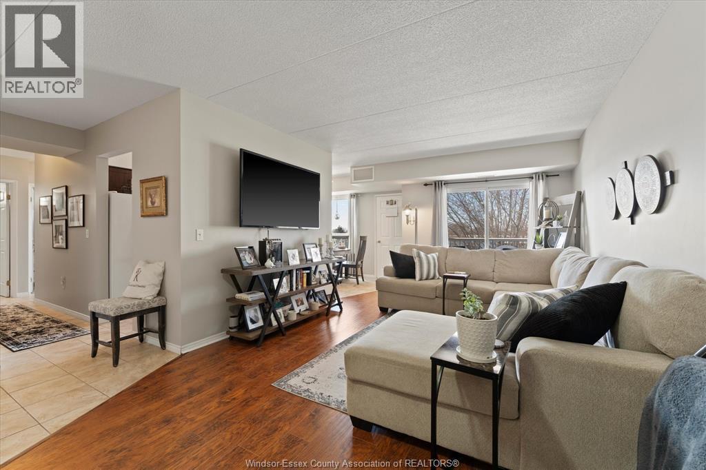 100 Pickering Unit# 403, Amherstburg, ON - Indoor Photo Showing Living Room