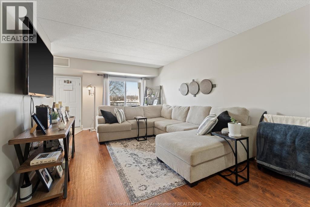 100 Pickering Unit# 403, Amherstburg, ON - Indoor Photo Showing Living Room
