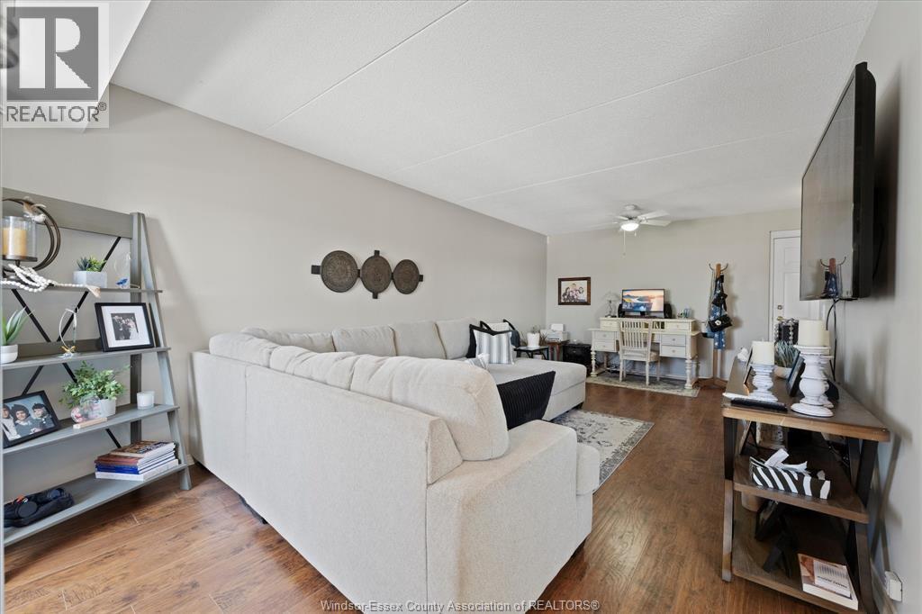 100 Pickering Unit# 403, Amherstburg, ON - Indoor Photo Showing Living Room