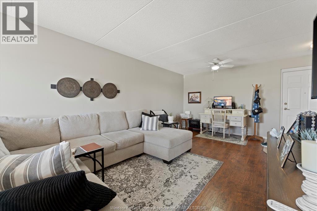 100 Pickering Unit# 403, Amherstburg, ON - Indoor Photo Showing Living Room