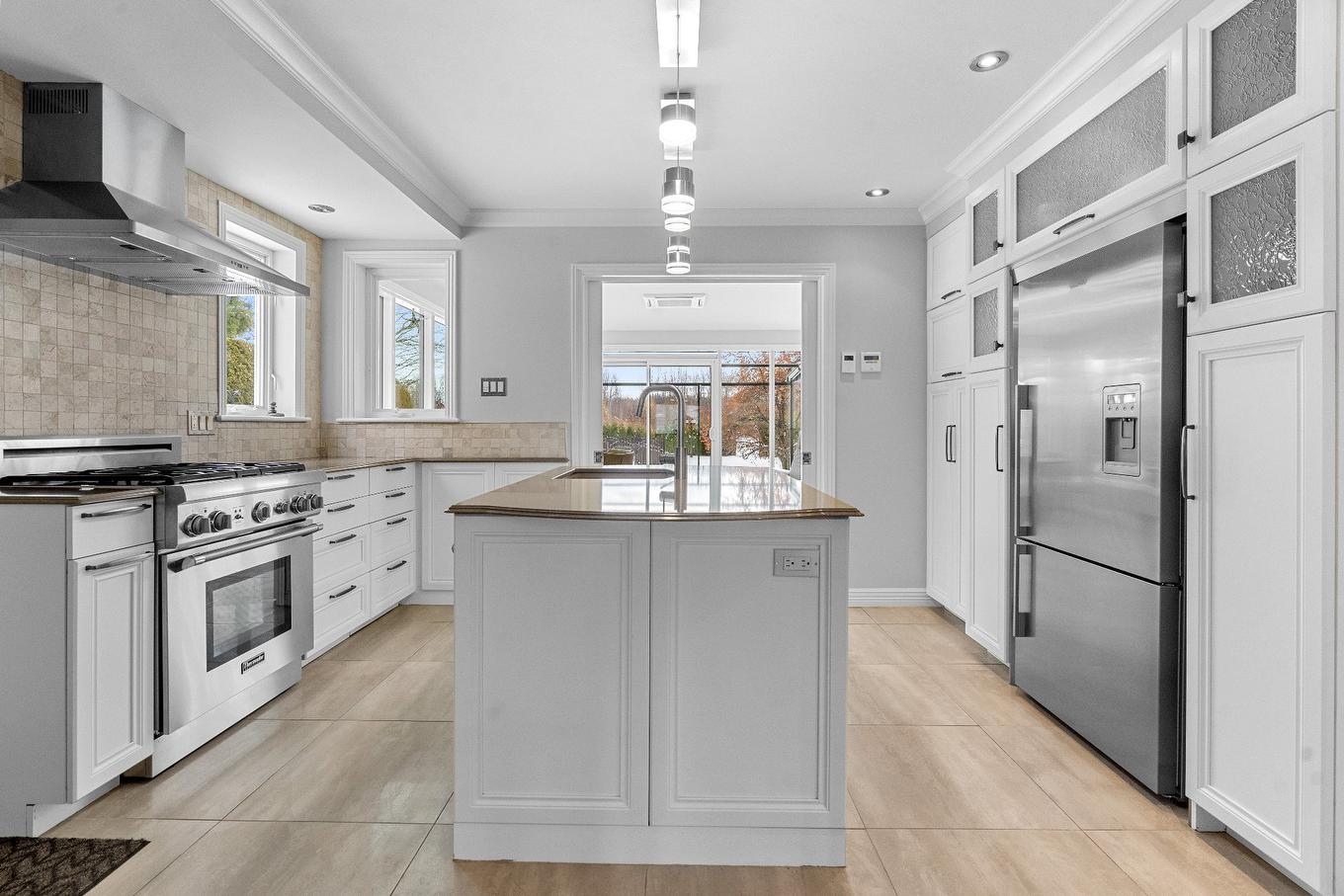 Cuisine - 7568 Rue De La Sarcelle, Lévis (Les Chutes-De-La-Chaudière-Est), QC - Indoor Photo Showing Kitchen With Upgraded Kitchen