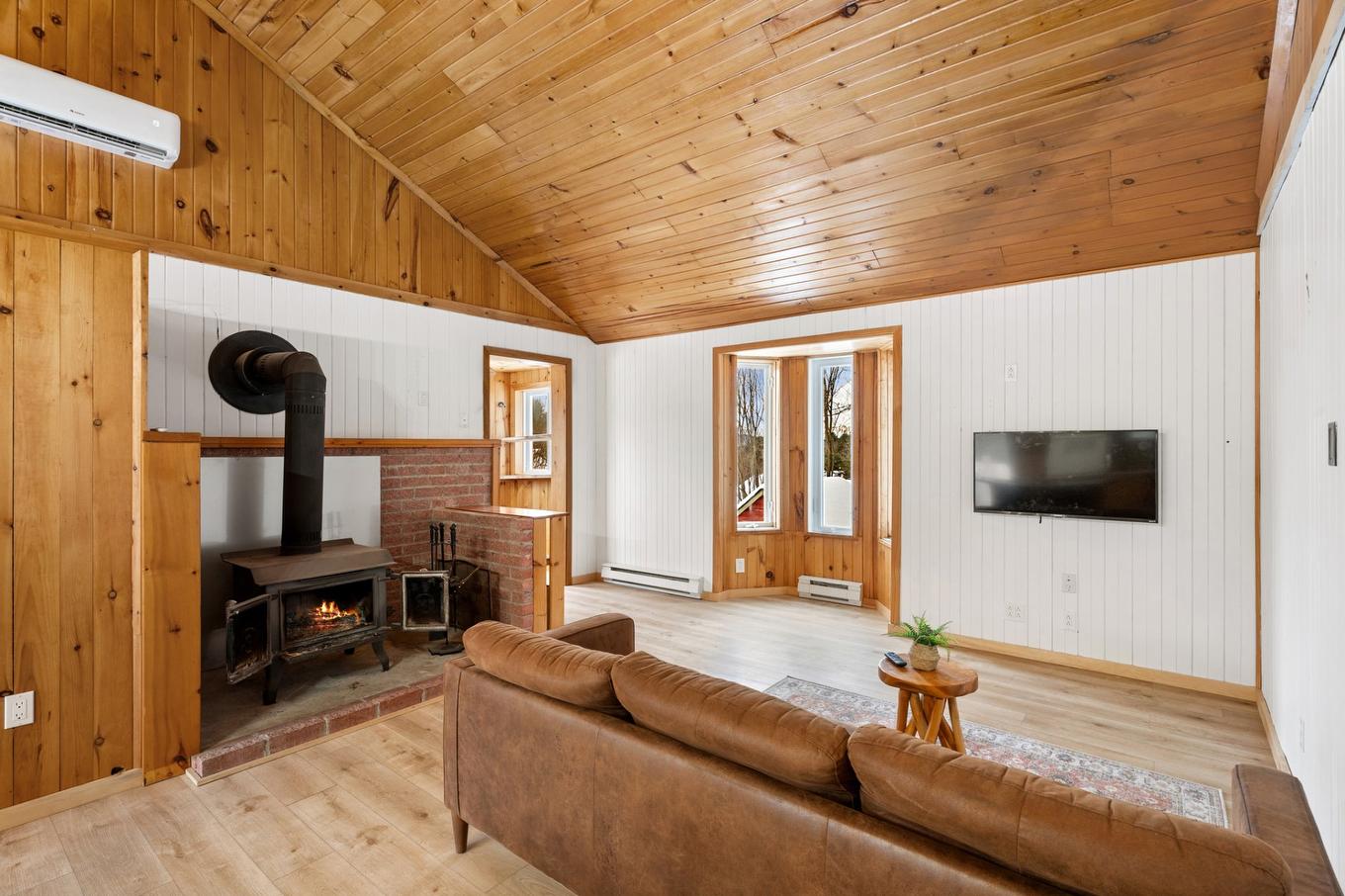 Living room - 670 Rue Des Maisonnettes, Sainte-Adèle, QC - Indoor With Fireplace