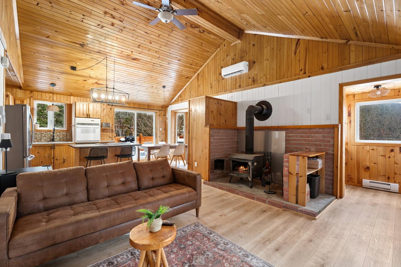 Living room - 670 Rue Des Maisonnettes, Sainte-Adèle, QC - Indoor Photo Showing Living Room With Fireplace
