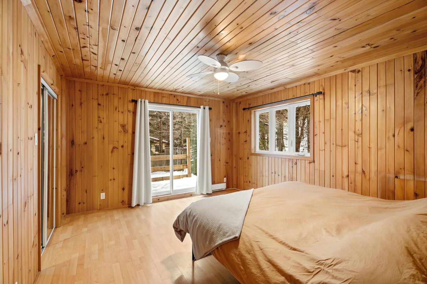 Primary bedroom - 670 Rue Des Maisonnettes, Sainte-Adèle, QC - Indoor Photo Showing Bedroom