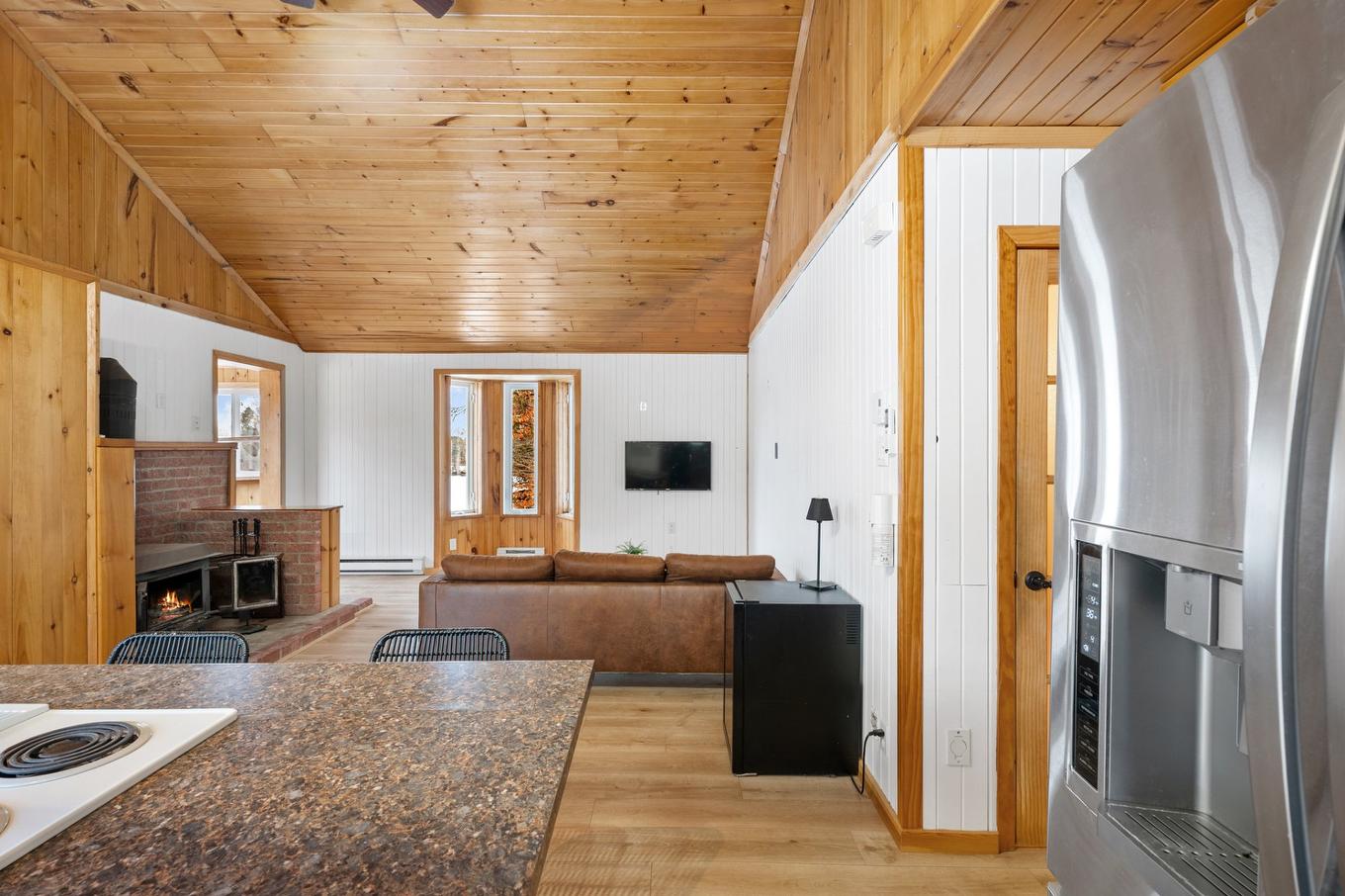 Overall view - 670 Rue Des Maisonnettes, Sainte-Adèle, QC - Indoor Photo Showing Other Room