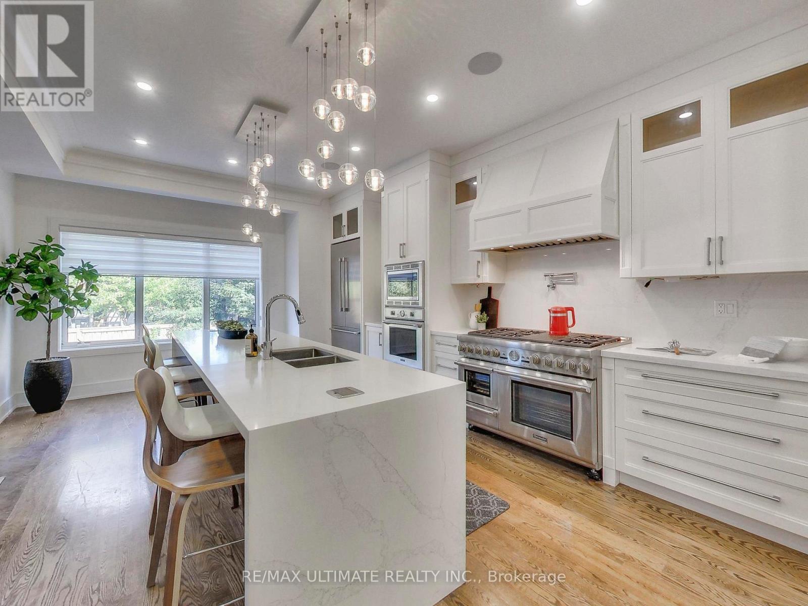 35 Fleming Crescent, Toronto, ON - Indoor Photo Showing Kitchen With Double Sink With Upgraded Kitchen