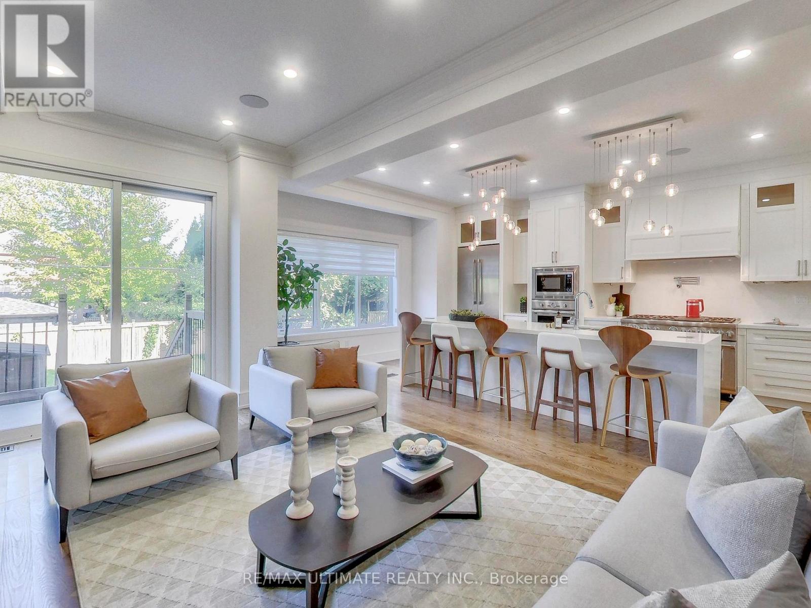 35 Fleming Crescent, Toronto, ON - Indoor Photo Showing Living Room