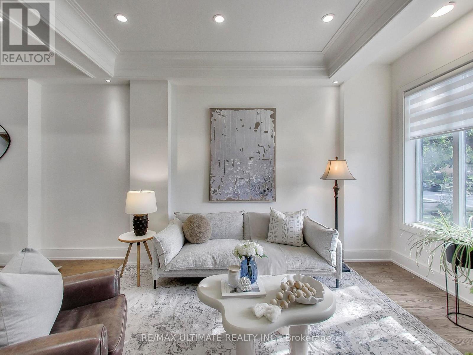 35 Fleming Crescent, Toronto, ON - Indoor Photo Showing Living Room