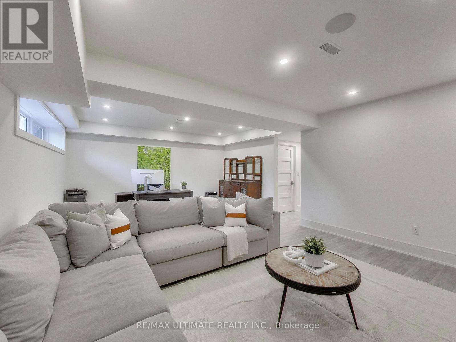 35 Fleming Crescent, Toronto, ON - Indoor Photo Showing Living Room