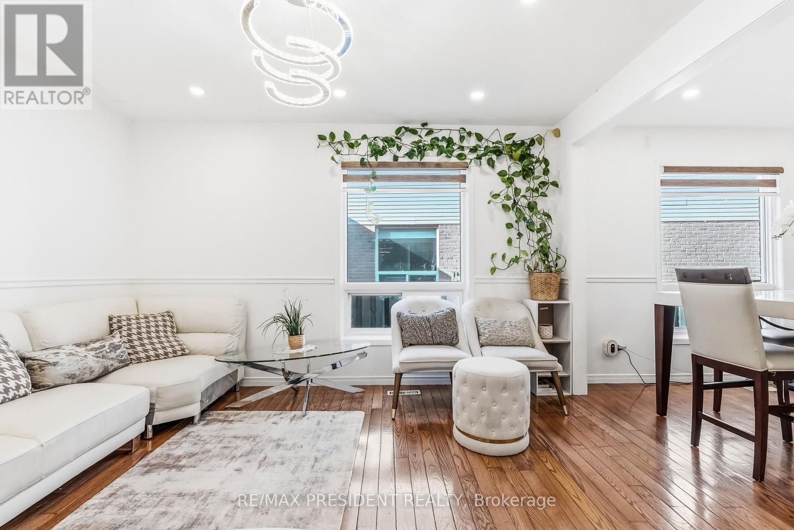 6593 Edenwood Drive, Mississauga, ON - Indoor Photo Showing Living Room