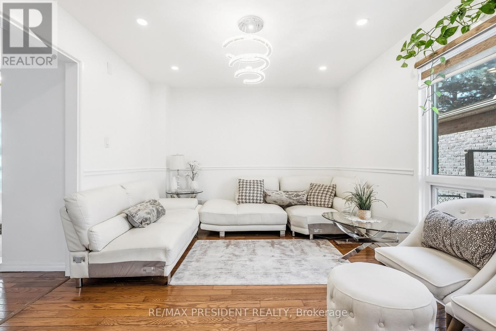 6593 Edenwood Drive, Mississauga, ON - Indoor Photo Showing Living Room