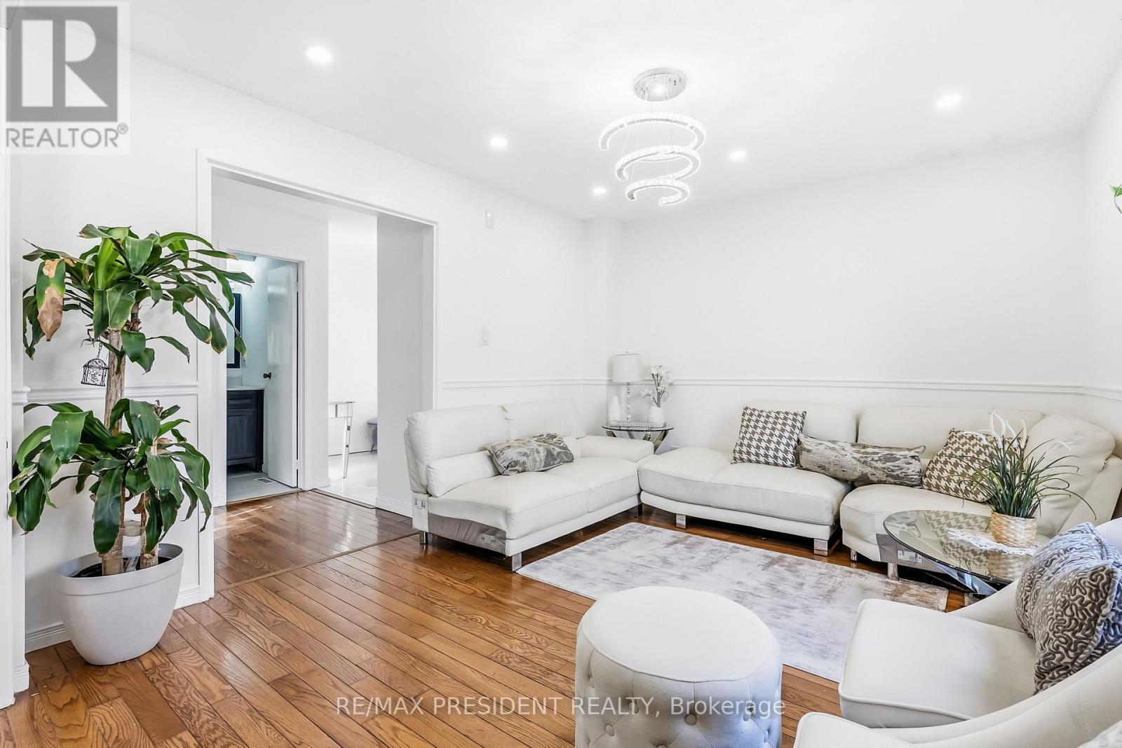 6593 Edenwood Drive, Mississauga, ON - Indoor Photo Showing Living Room