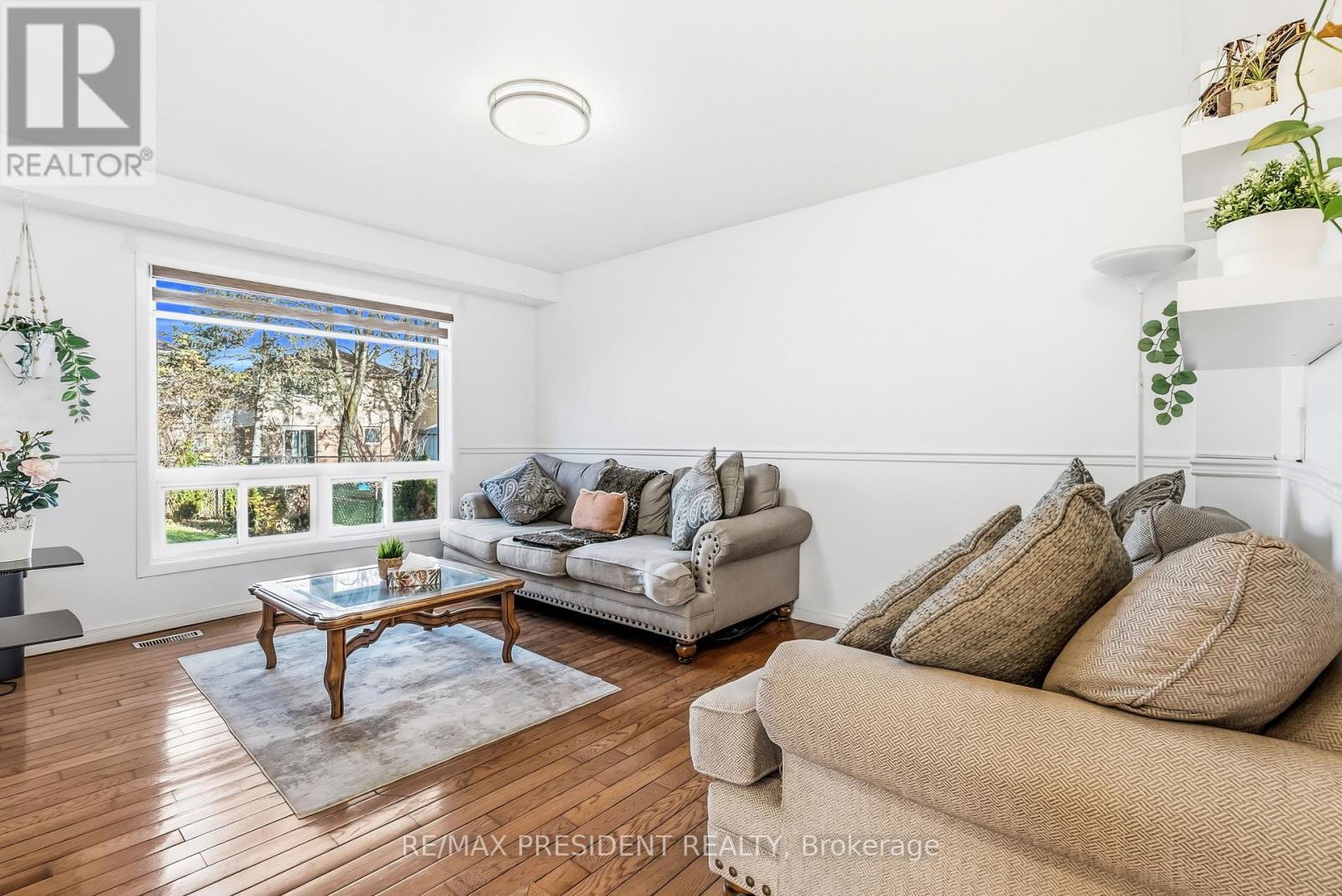 6593 Edenwood Drive, Mississauga, ON - Indoor Photo Showing Living Room