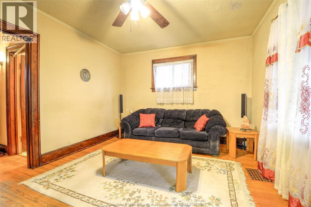 18 Montgomery, Leamington, ON - Indoor Photo Showing Living Room