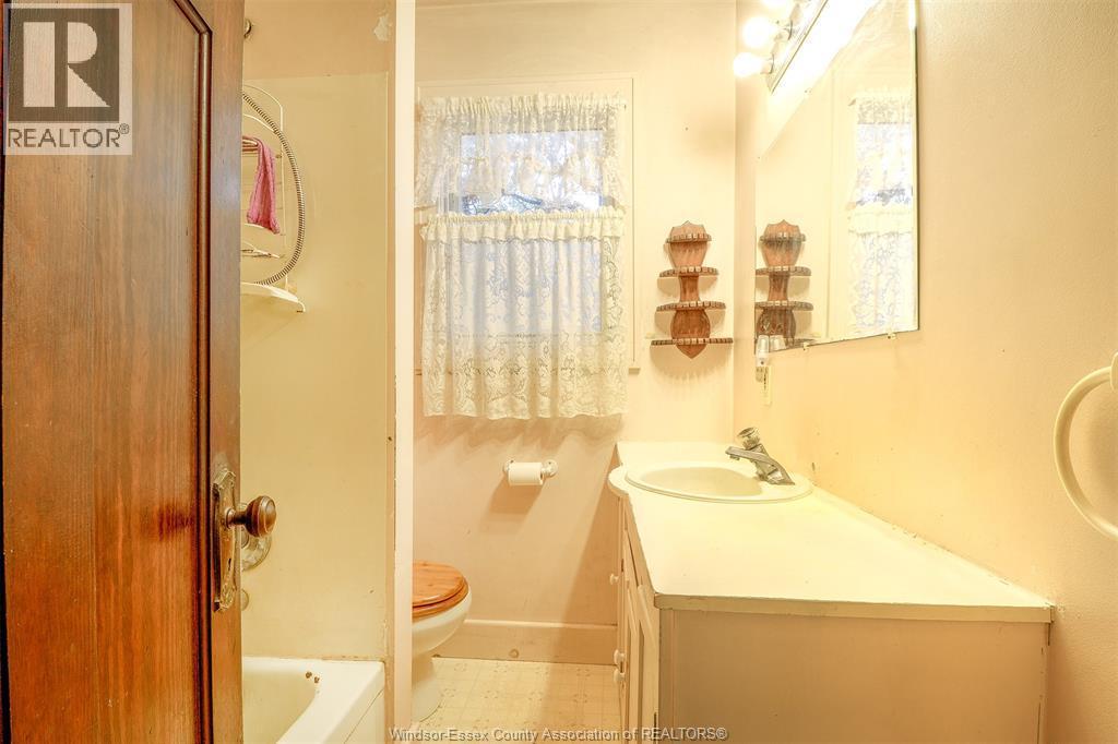 18 Montgomery, Leamington, ON - Indoor Photo Showing Bathroom
