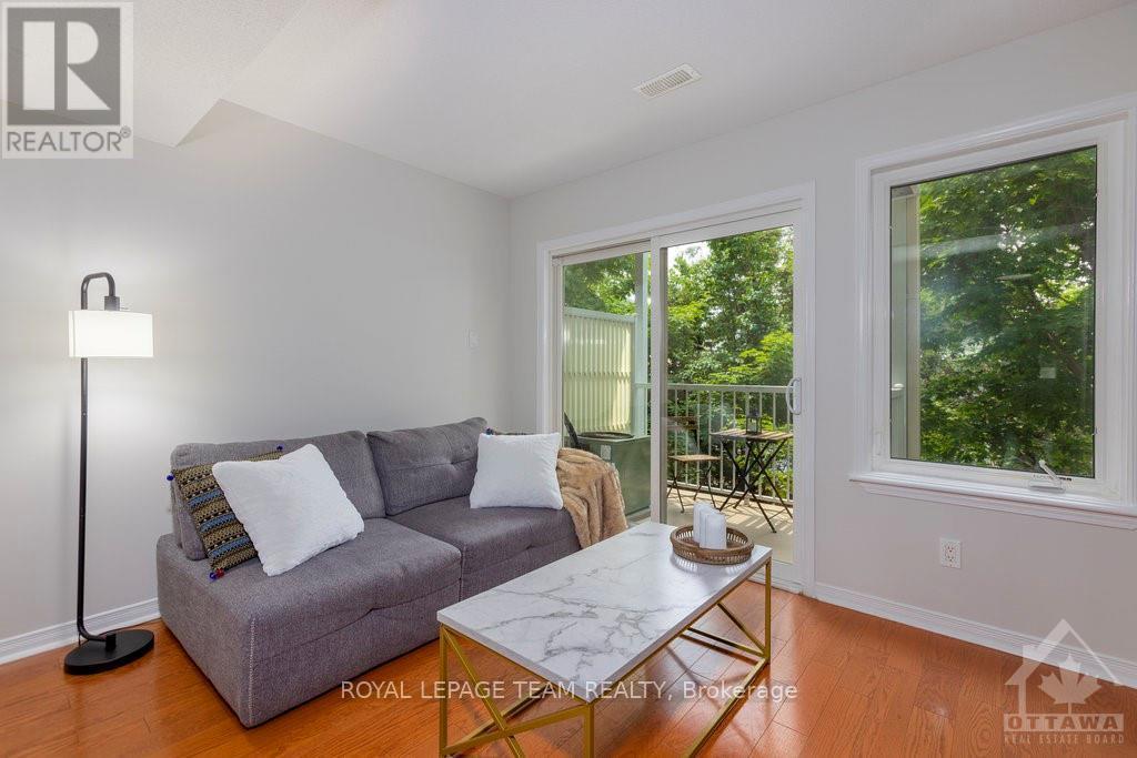 257 Keltie Private, Ottawa, ON - Indoor Photo Showing Living Room