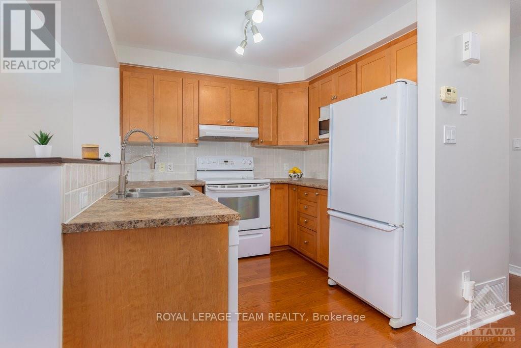 257 Keltie Private, Ottawa, ON - Indoor Photo Showing Kitchen With Double Sink