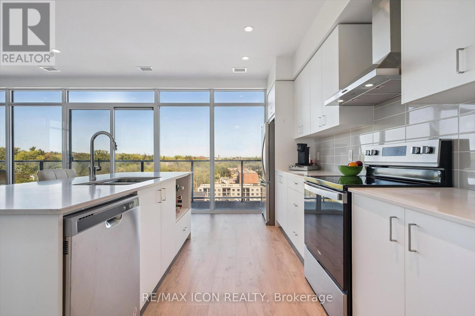 902 - 15 Glebe Street, Cambridge, ON - Indoor Photo Showing Kitchen With Double Sink With Upgraded Kitchen