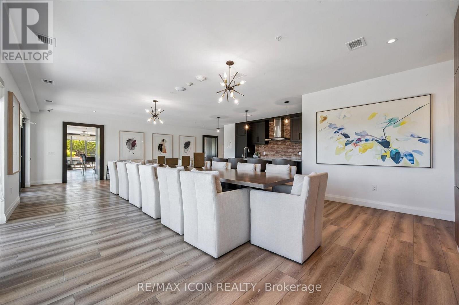 902 - 15 Glebe Street, Cambridge, ON - Indoor Photo Showing Living Room