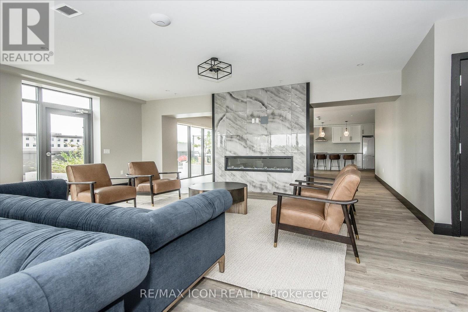 902 - 15 Glebe Street, Cambridge, ON - Indoor Photo Showing Living Room
