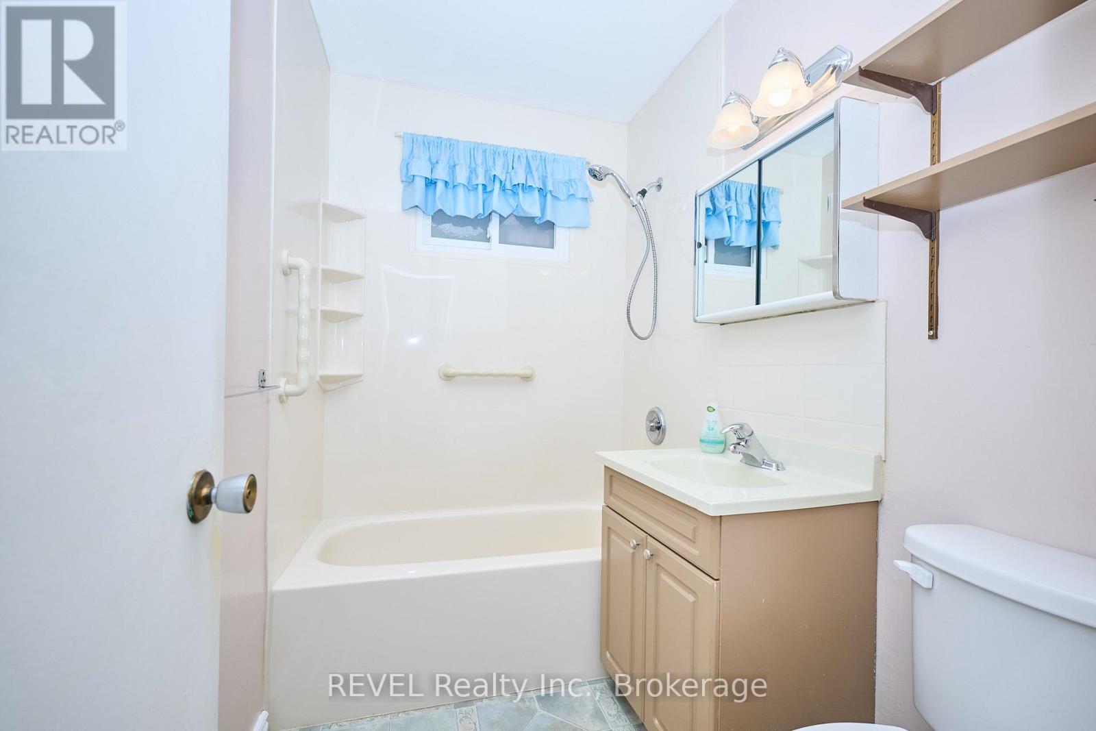 7067 Centennial Street, Niagara Falls (Arad/Fallsview), ON - Indoor Photo Showing Bathroom