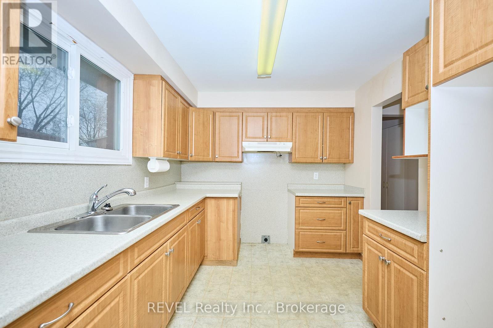 7067 Centennial Street, Niagara Falls (Arad/Fallsview), ON - Indoor Photo Showing Kitchen With Double Sink