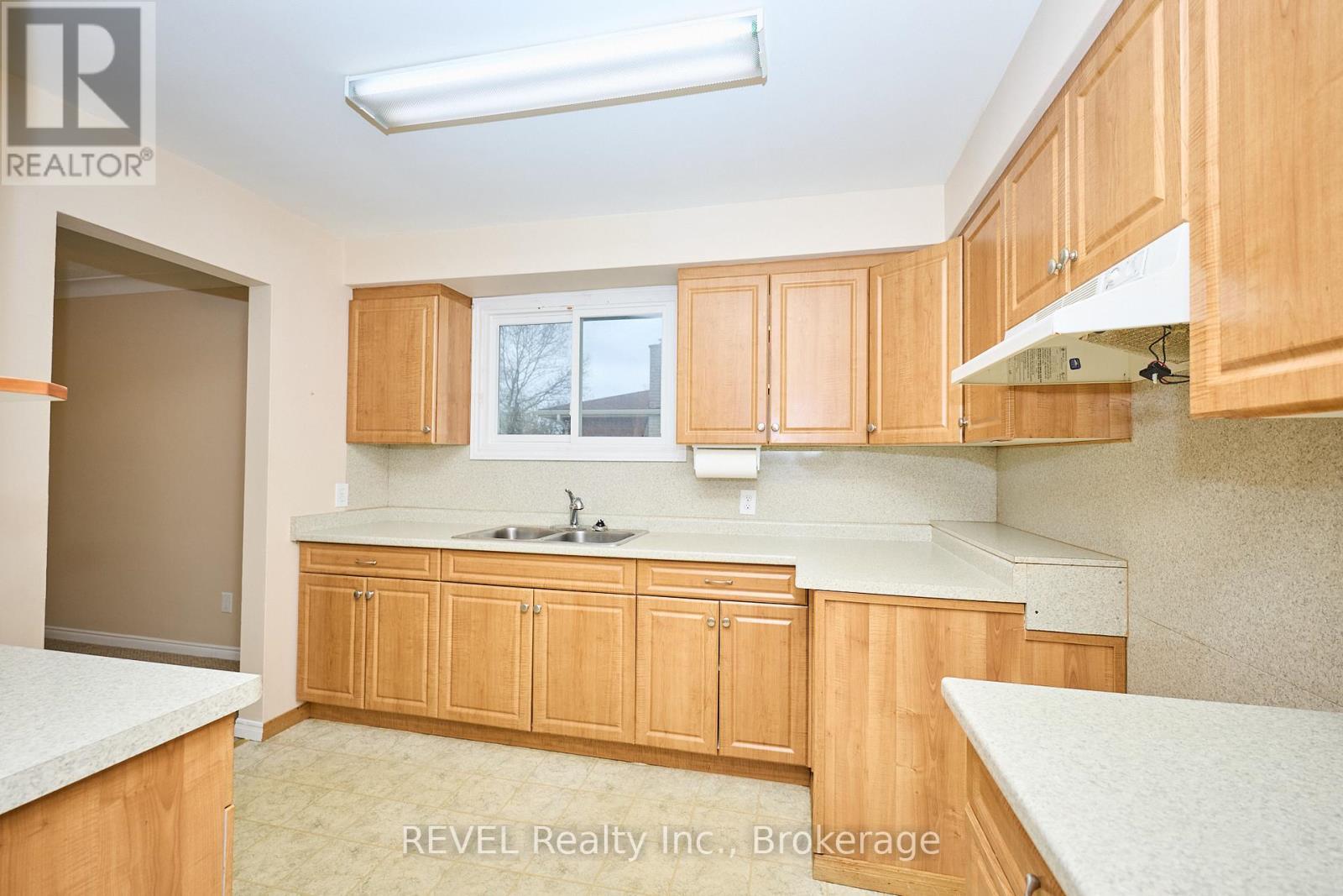7067 Centennial Street, Niagara Falls (Arad/Fallsview), ON - Indoor Photo Showing Kitchen With Double Sink