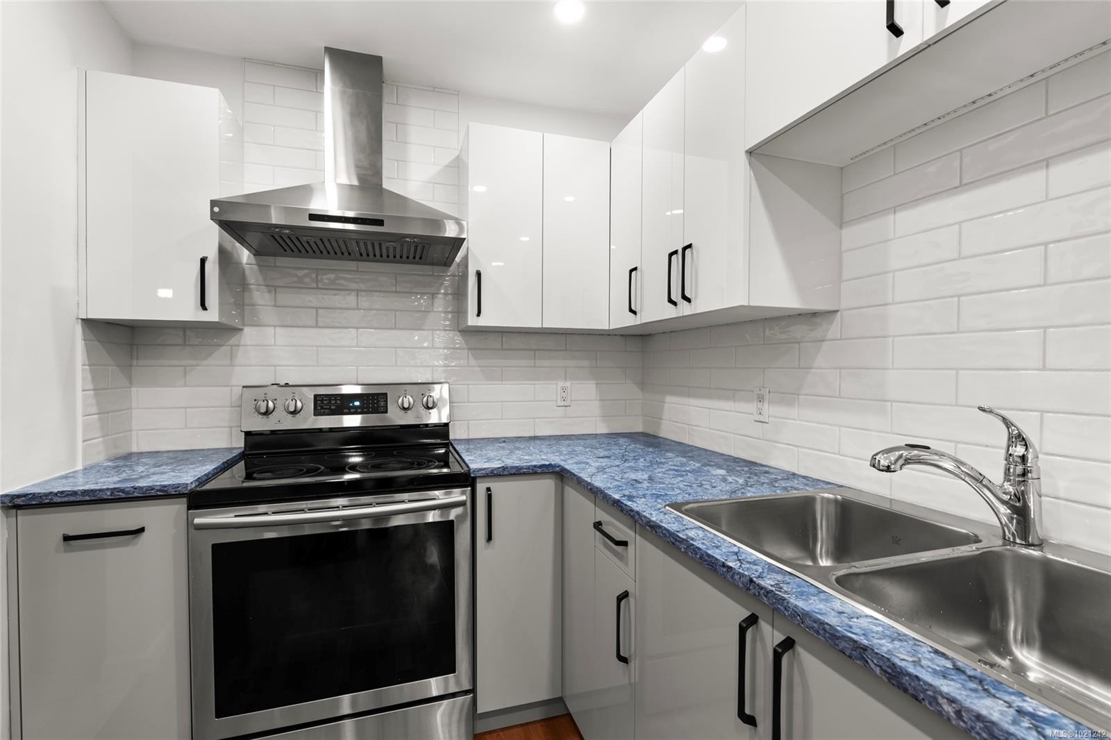 405-1875 Lansdowne Rd, Saanich, BC - Indoor Photo Showing Kitchen With Double Sink With Upgraded Kitchen