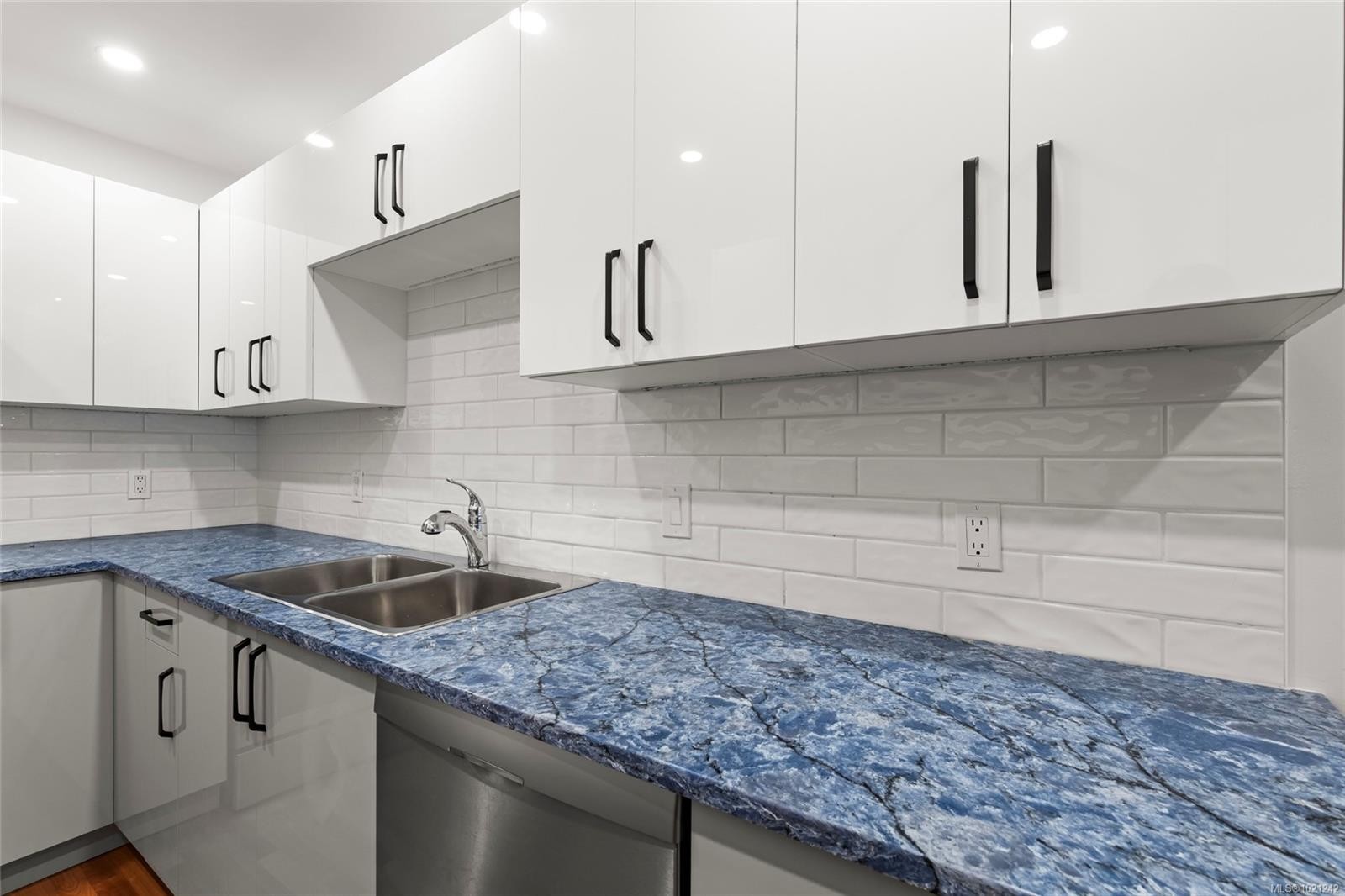 405-1875 Lansdowne Rd, Saanich, BC - Indoor Photo Showing Kitchen With Double Sink With Upgraded Kitchen